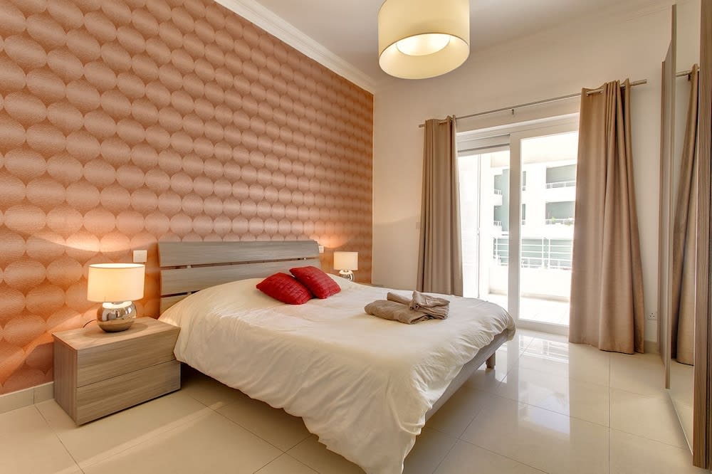 Seaview Apartment In Fort Cambridge, Sliema by Buena Vista 3