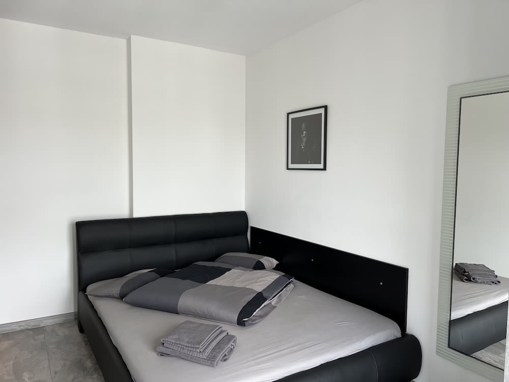 Cozy 2-Room Penthouse Lakeview W14 4