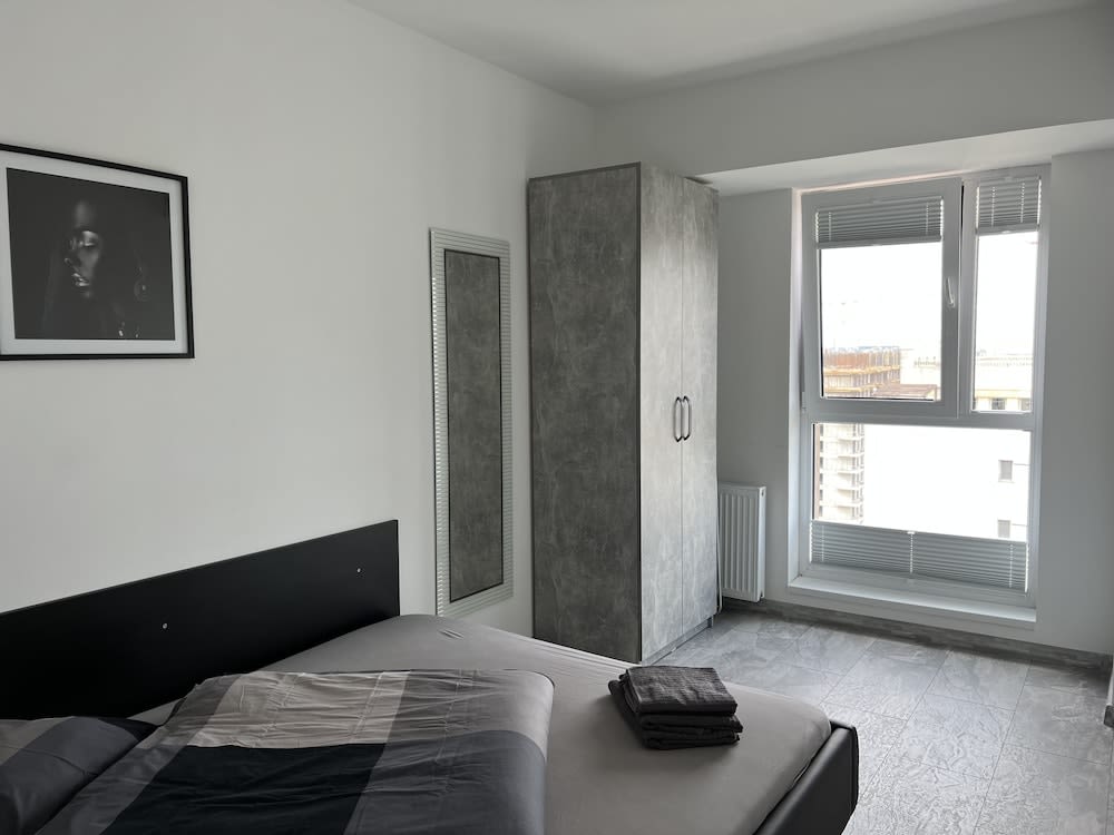Cozy 2-Room Penthouse Lakeview W14 3