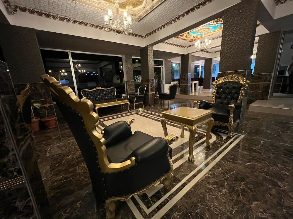 Grand Black Hotel 4