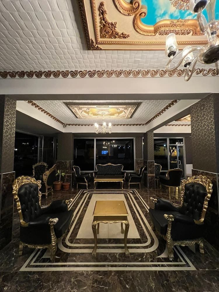 Grand Black Hotel 3