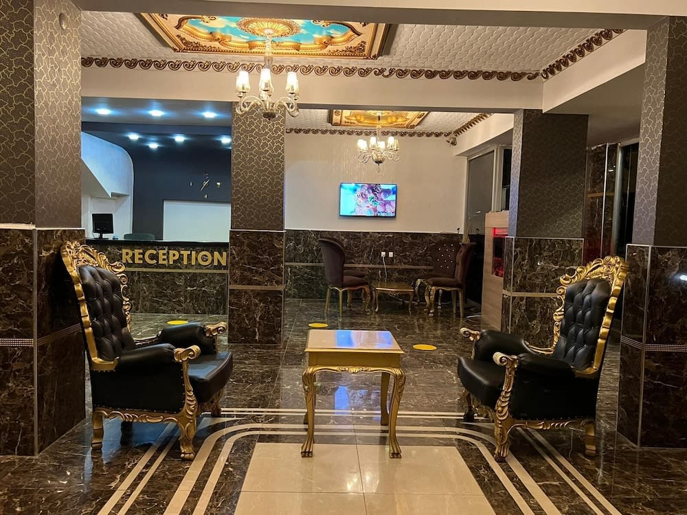 Grand Black Hotel 5