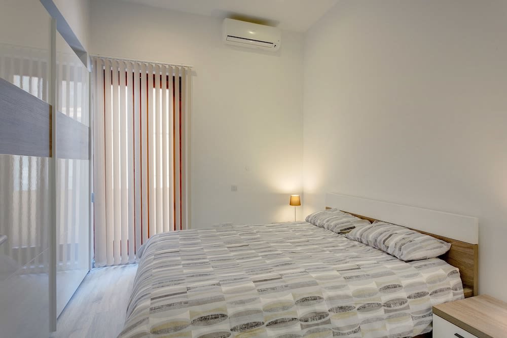 Stylish 2 Bedroom Apartment in an Amazing Location 5