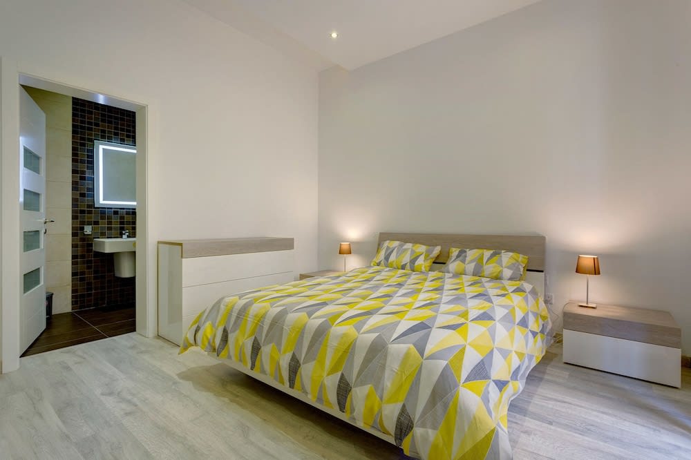 Stylish 2 Bedroom Apartment in an Amazing Location 3