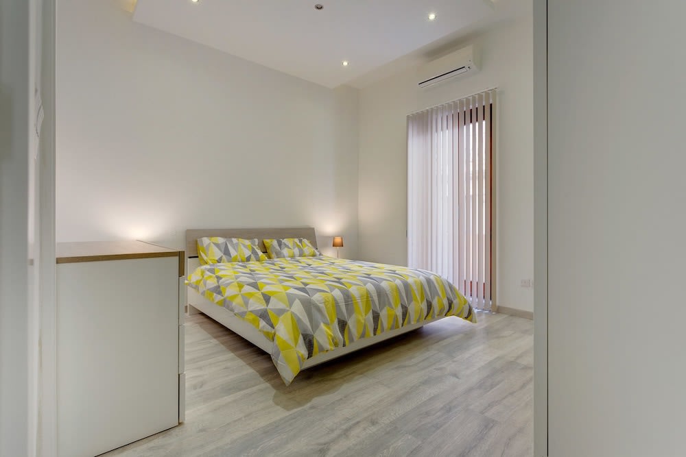 Stylish 2 Bedroom Apartment in an Amazing Location 4