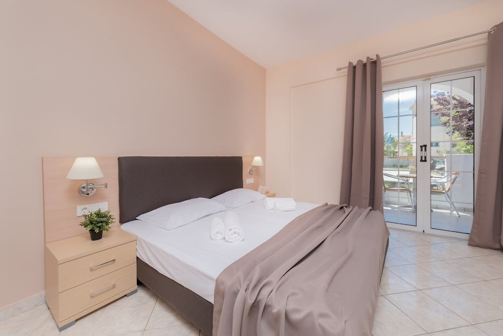 Yakinthos Hotel 5