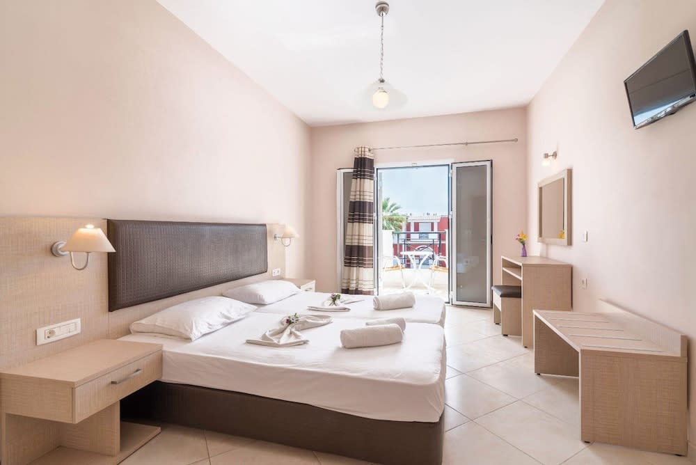 Yakinthos Hotel 4