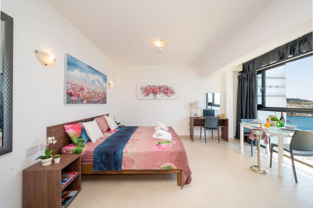 Islet Promenade Aparthotel - Studio with Hot Tub and Panoramic Sea Views by GetawaysMalta 3