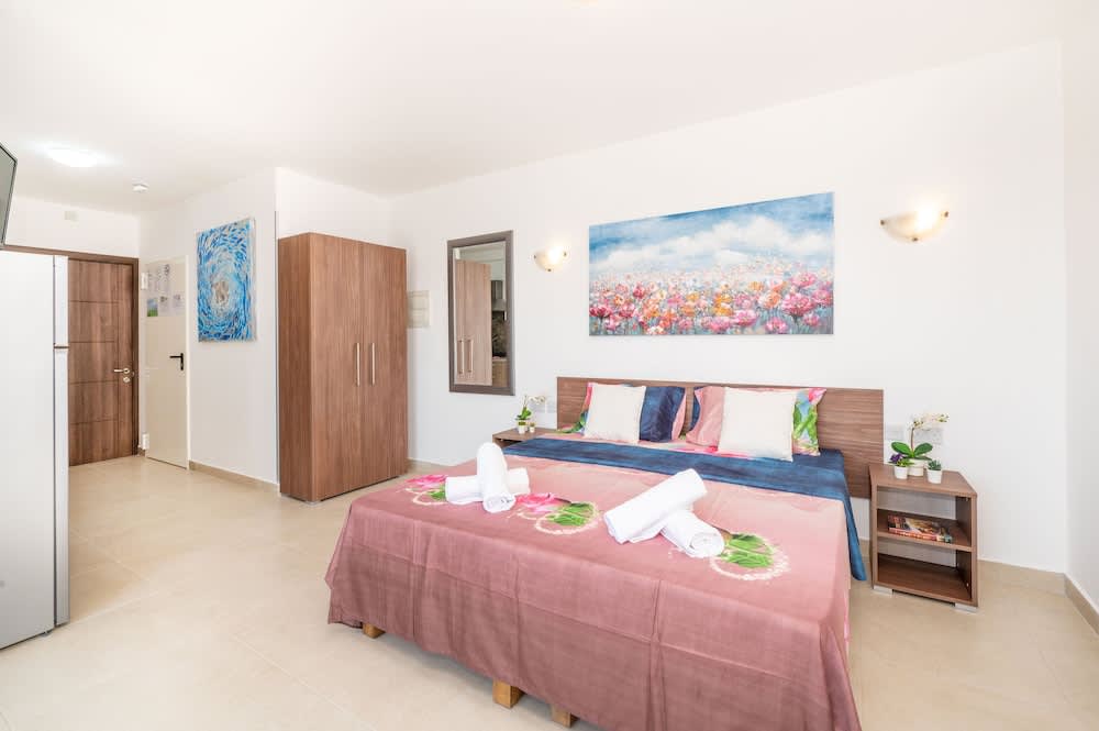 Islet Promenade Aparthotel - Studio with Hot Tub and Panoramic Sea Views by GetawaysMalta 4