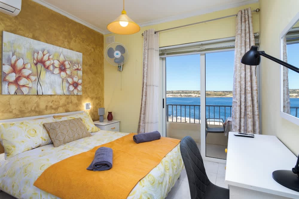 Cosy Apartment with Balcony & Sea Views 3