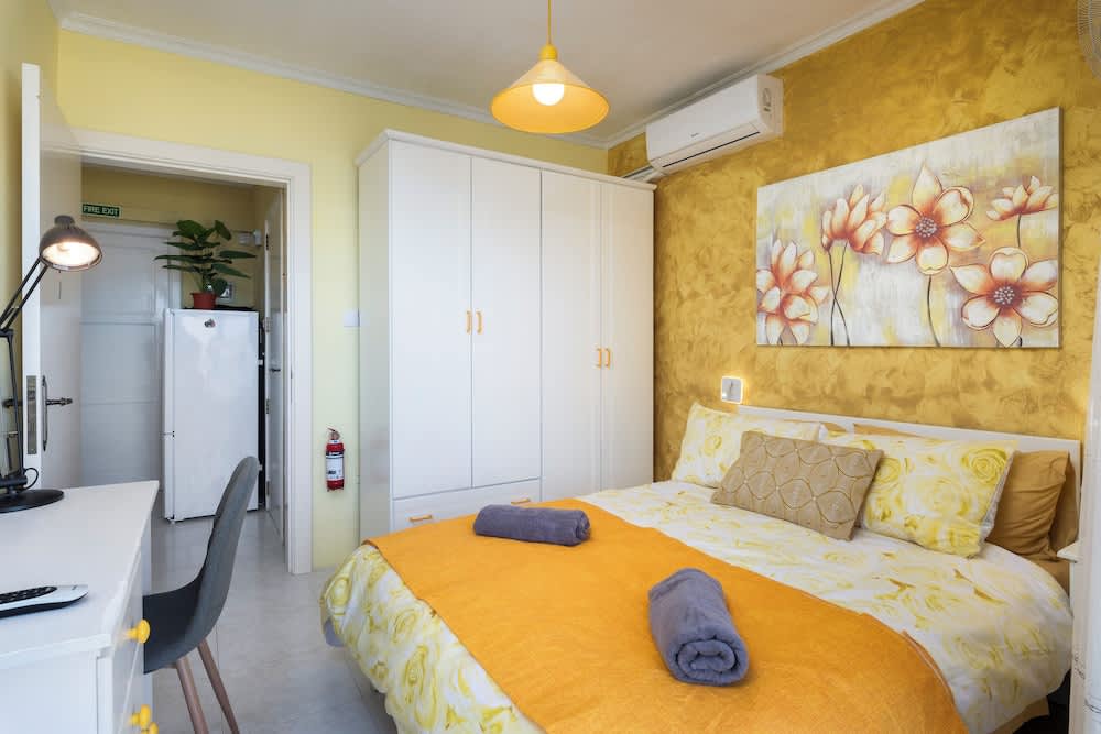 Cosy Apartment with Balcony & Sea Views 4