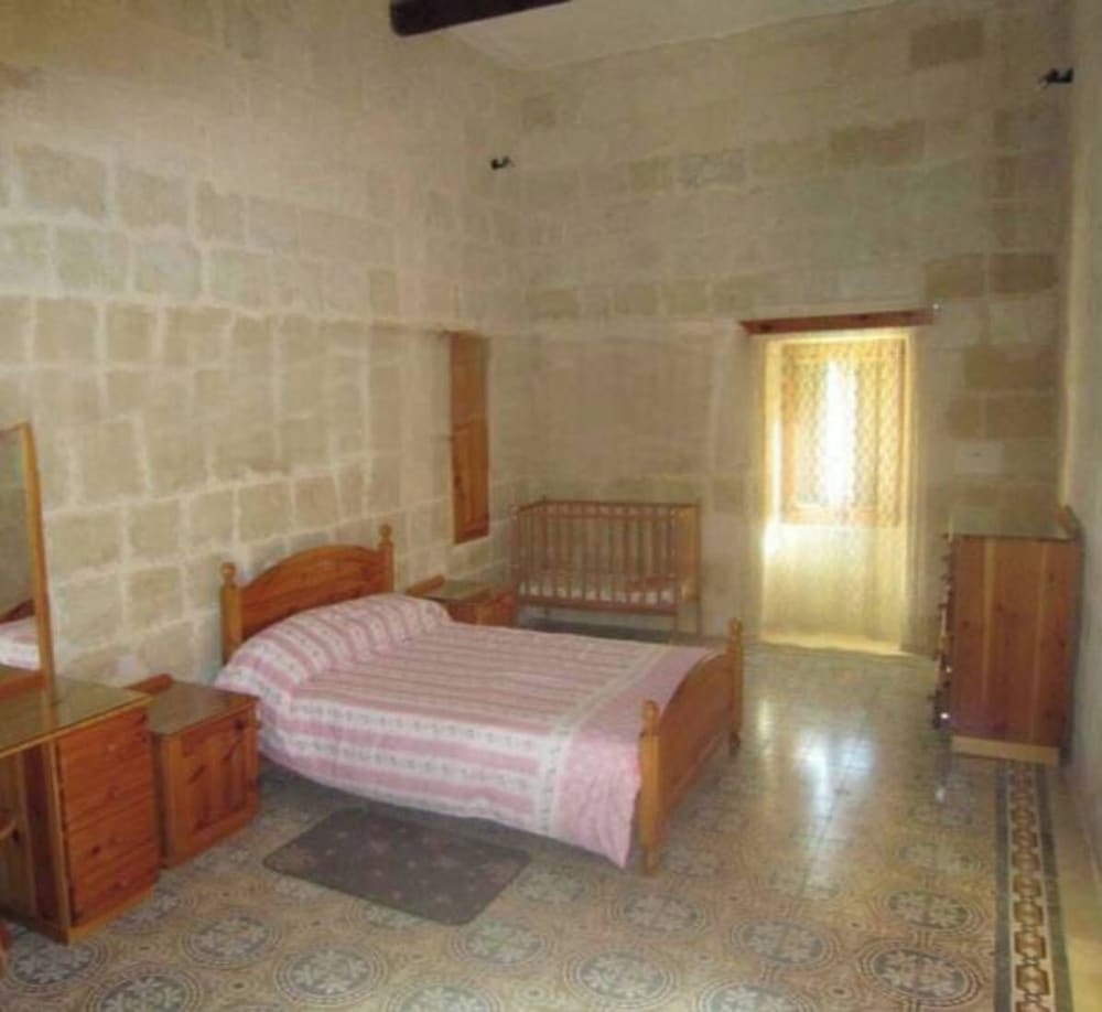 Cauchi corner house with roof top pool 5