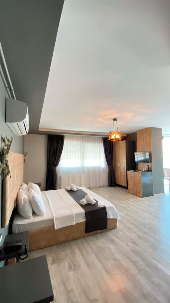 WeNirvana Suit Hotel 3