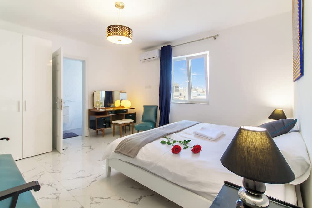 A Sunny Penthouse Modern 2 bdr - Sliema 4