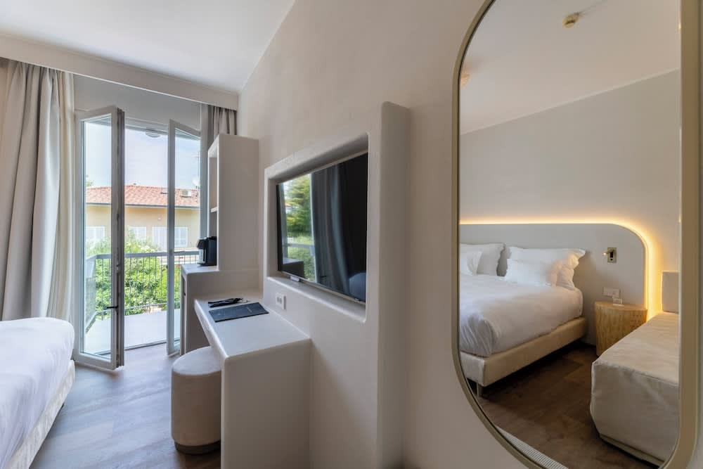 Hi Hotels Sirmione - Lakeview Pool 5