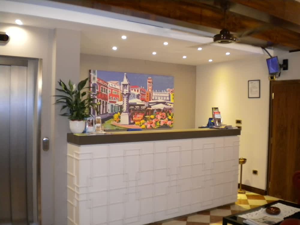 Hotel Aurora 4