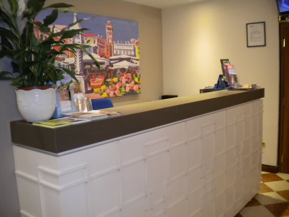 Hotel Aurora 5