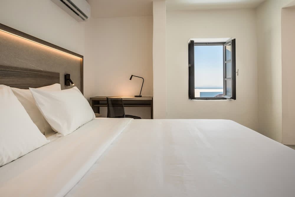 Sun Rocks Boutique Hotel - Caldera View Suites & Sunset Dining Experience 4