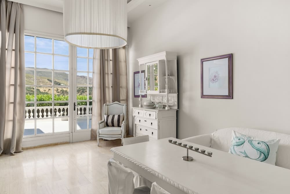 Paradise Art Hotel by Mr and Mrs White 4