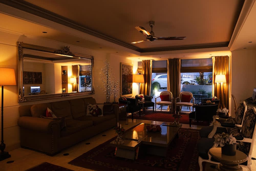 Best Western Plus Embassy Hotel 4