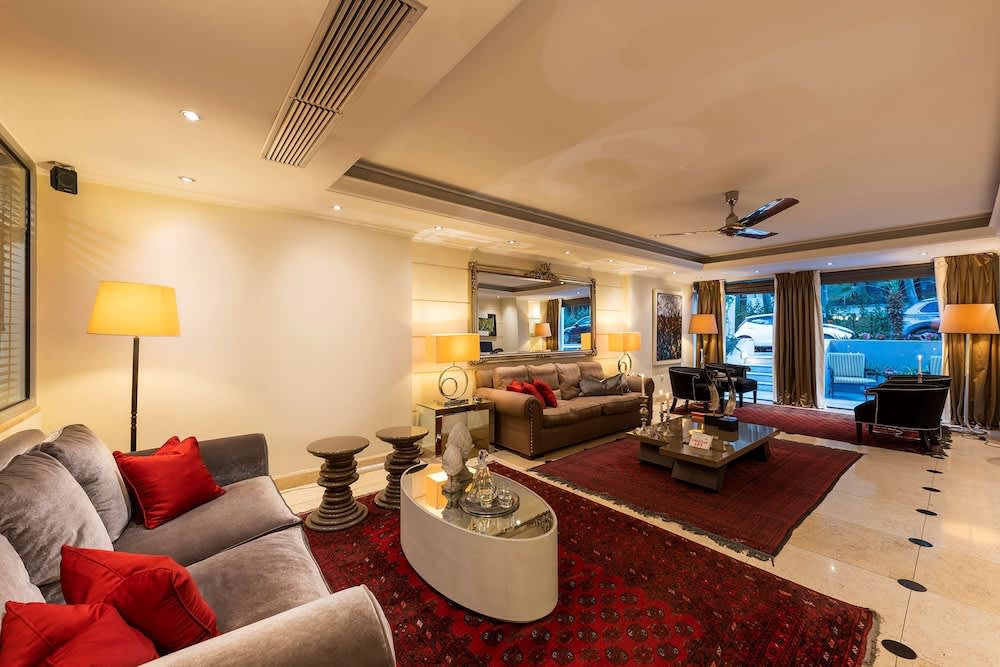 Best Western Plus Embassy Hotel 3