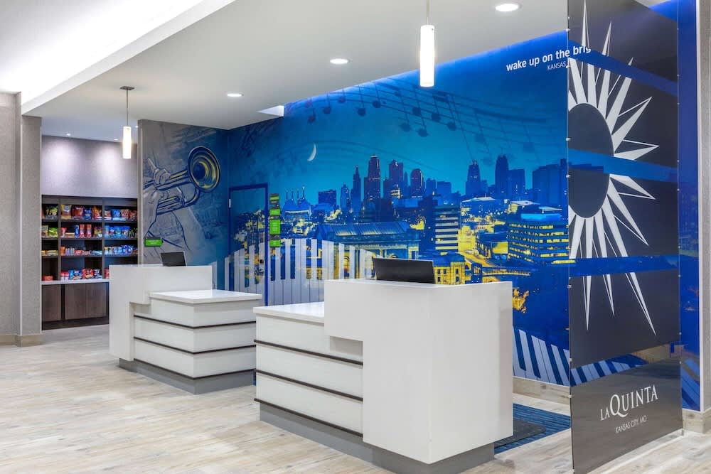 La Quinta Inn & Suites by Wyndham Kansas City Beacon Hill 5