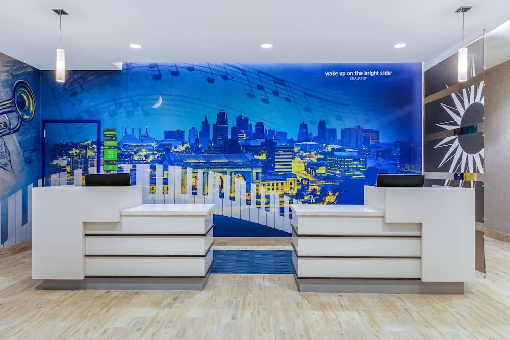 La Quinta Inn & Suites by Wyndham Kansas City Beacon Hill 4