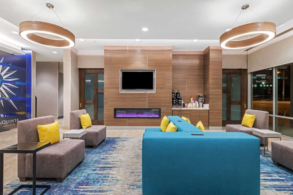 La Quinta Inn & Suites by Wyndham Kansas City Beacon Hill 3