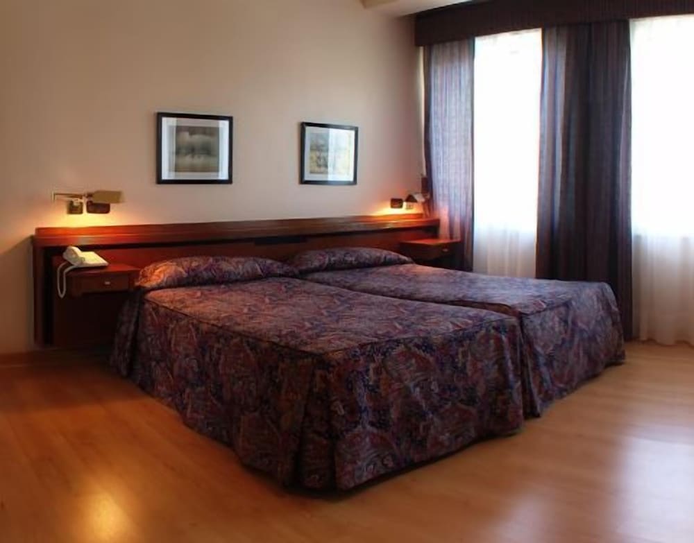 Paris - Viveiro - Hotel Las Sirenas - Viveiro