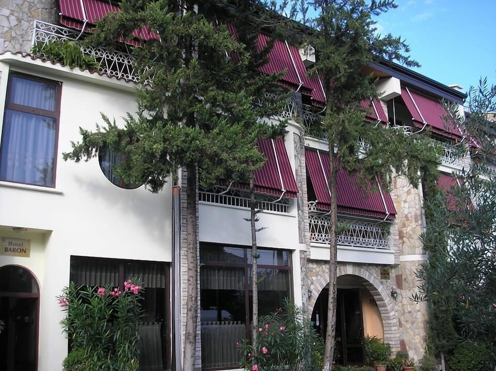 Bâle Mulhouse - Tiranë - Hotel Baron - Tiranë