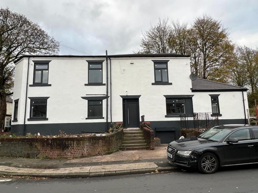 Paris - Manchester - The Pleasant House - Manchester