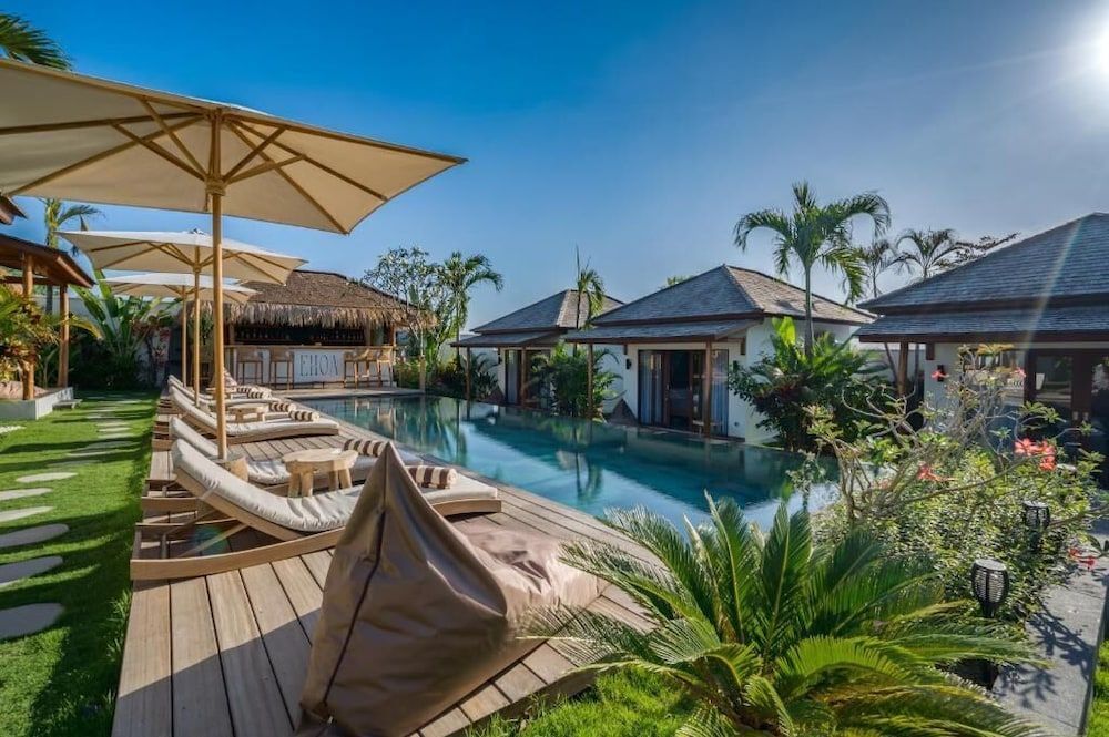Lyon - Canggu-Bali - EHOA NYANYI BEACH Boutique Hotel - In front of entrance to NUANU - Canggu-Bali