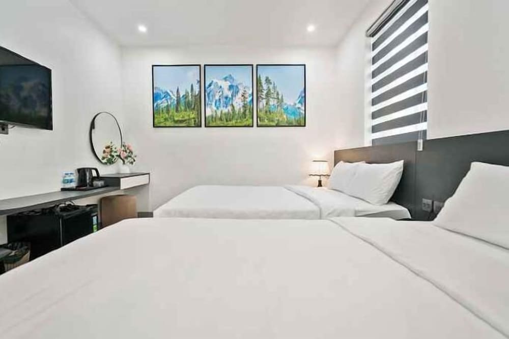Paris - Ha Long - The Enchanted Ha Long Hotel - Bai Chay Beach - Ha Long