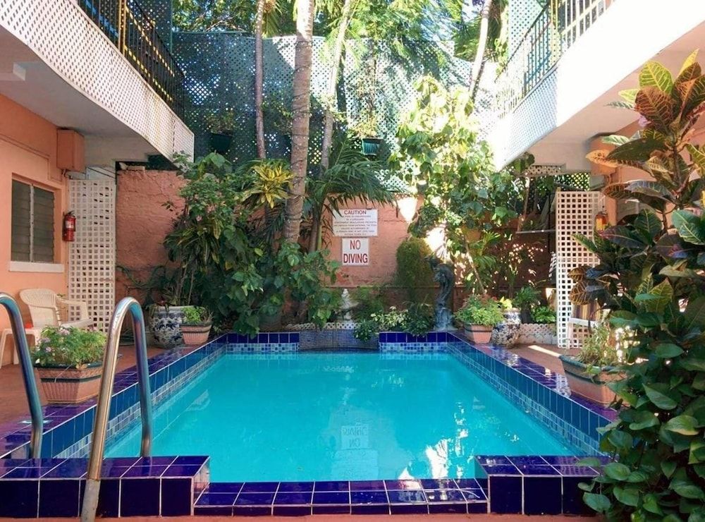 Lyon - Nassau - Towne Hotel - Nassau