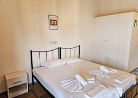 Olga's Sea & Garden View Studios, 400m from Ipsos Beach 2
