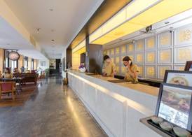 Sawaddi Patong Resort & Spa by Tolani 4