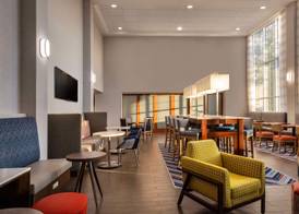 Hampton Inn & Suites State College at Williamsburg Square 3