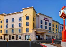 Hampton Inn & Suites Marina 5