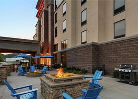 Hampton Inn & Suites Pittsburgh/Harmarville 2