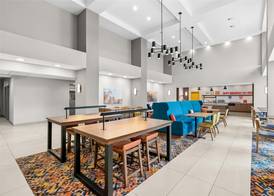 Hampton Inn & Suites Peru 4
