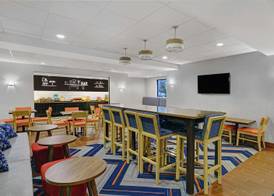 Hampton Inn Utica 5