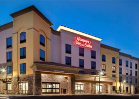 Hampton Inn & Suites Marina 3