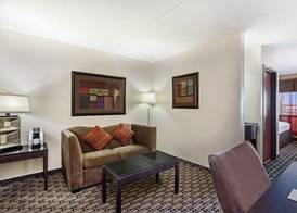 Crowne Plaza MILWAUKEE AIRPORT by IHG 2