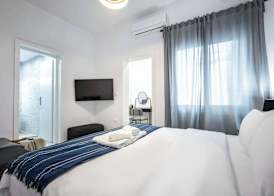 Modern Studio l King Bed & Work Corner 2