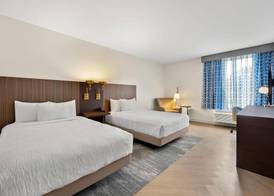 La Quinta Inn & Suites by Wyndham Mebane 5