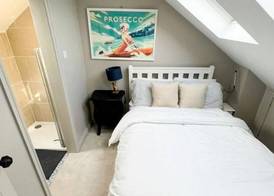 3 Bed Home - Sleeps 6, Garden, Pets and Very Central 4