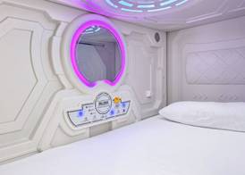 Min hostel capsules FREE Towels & Luggage Storage 4