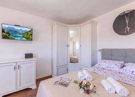 1BR Seafront Apartment Sanja Karlobag 2