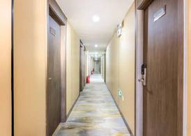 Super 8 Hotel (Liujiayao Metro Station) 5