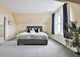 4 Bed House with Pool Table & Parking 3